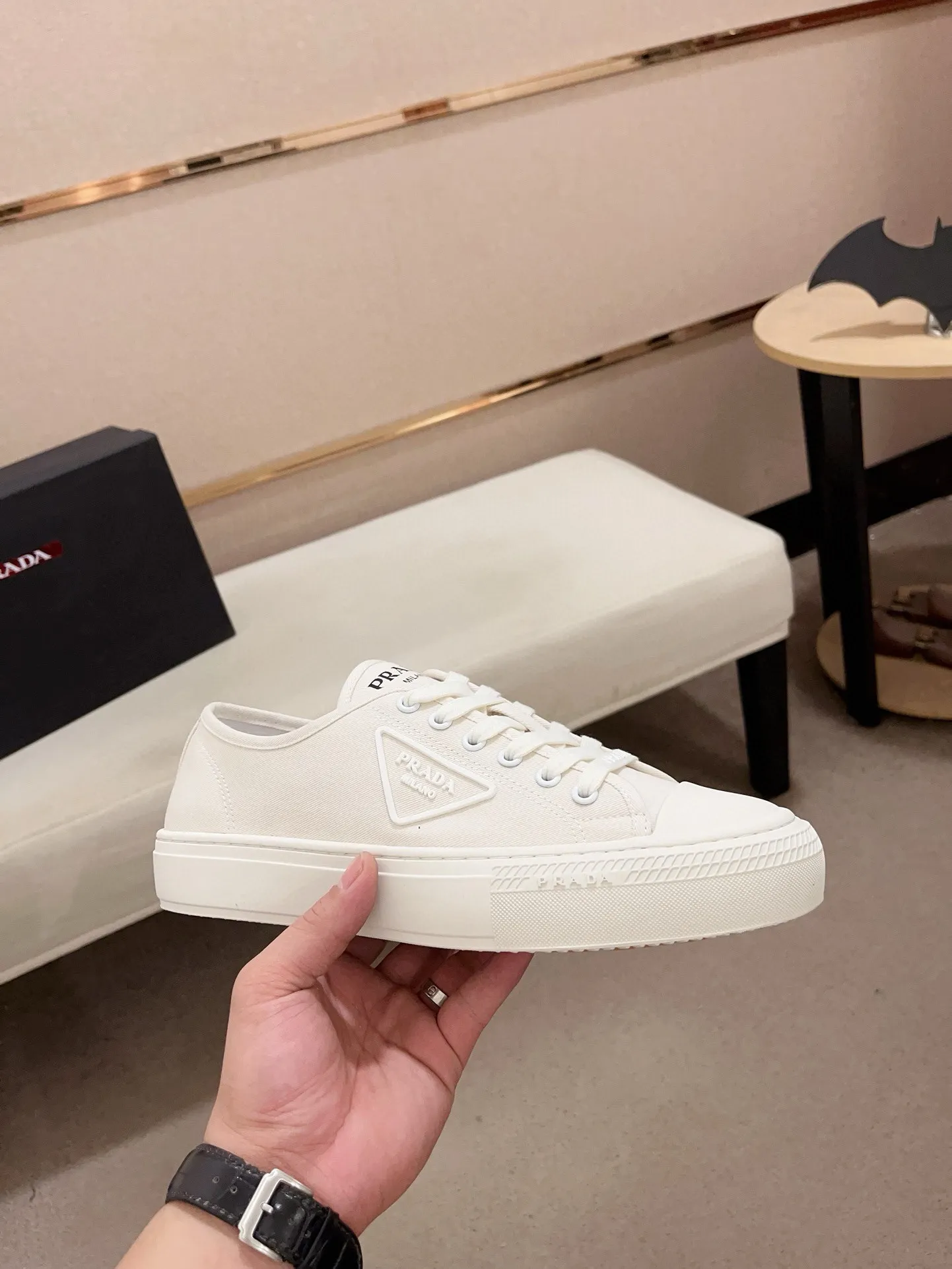 Men's shoes 💰 580💰 ✔️✔️✔️High-quality new PRADA counters are launched at the same time. The new men's shoes and 😘fabrics are selected from first-layer cowhide and are made by pure handicrafts. Lining: Full cowhide lining. 👍🏿 High-end ☄️ air-cushion molded anti-slip rubber outsole, exquisite lines, simple and elegant, comfortable and high-end for leisure travel. Code number: 38 to 44 (45 can be customized)